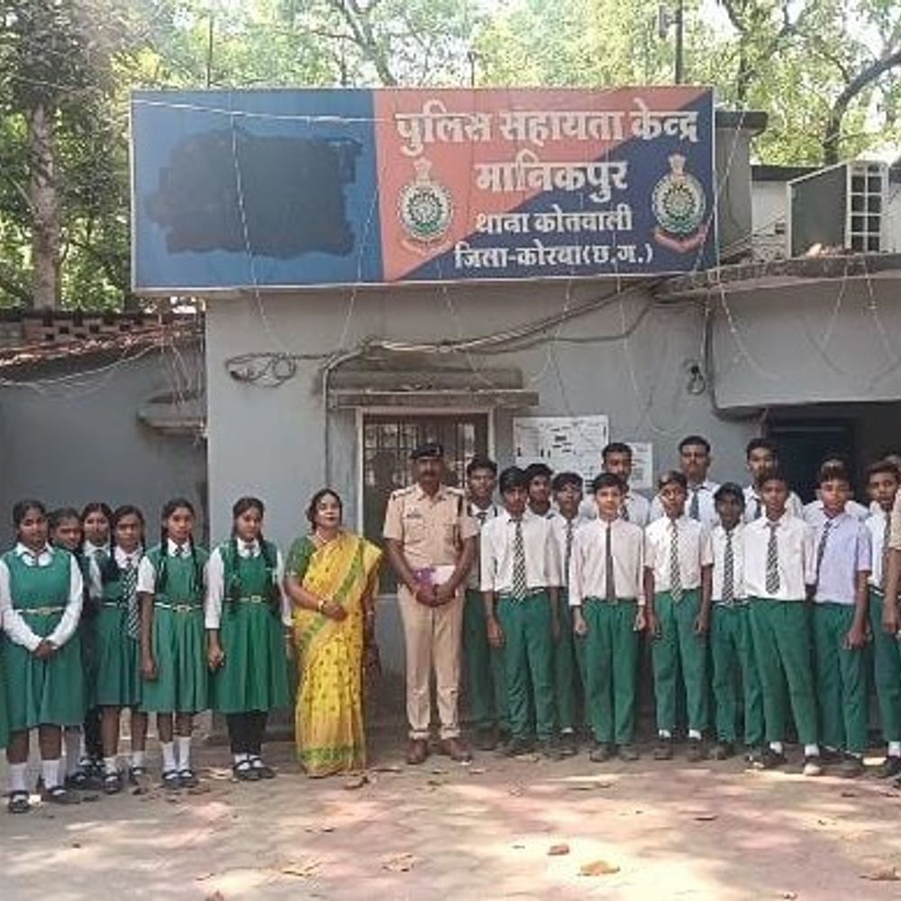 छात्रों ने पुलिस चौकी का किया शैक्षणिक भ्रमण:कानूनी जानकारी ली, अपराध से बचाव और पुलिस से दोस्ती के गुर सीखे