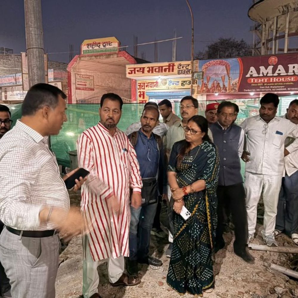 शाहजहांपुर में शहीदों की प्रतिमाएं बुलडोजर से हटाईं:महापौर भड़कीं, बोलीं- यह कृत्य माफी के लायक नहीं, नगर निगम के पास ही देर रात कार्रवाई