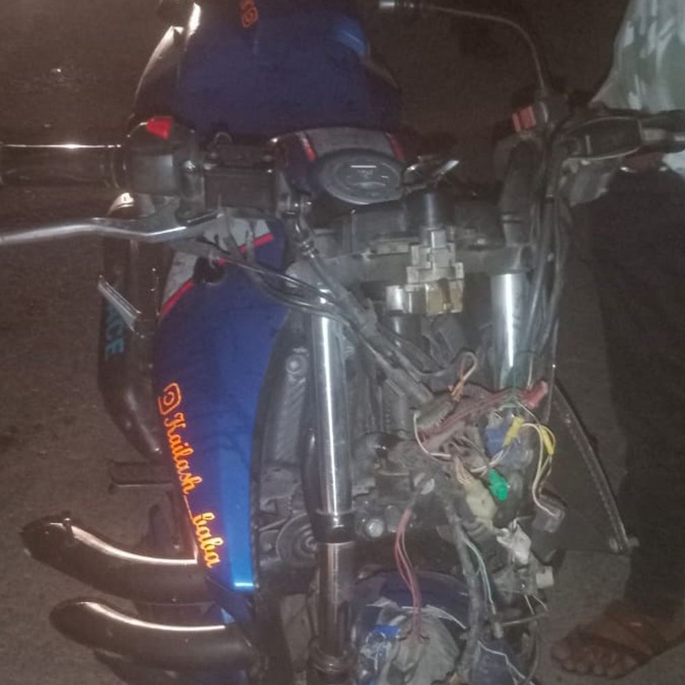 किशनगंज में बाइक हादसे में एक युवक की मौत:तेज रफ्तार बाइक पुल से टकराई; दो घायल, सदर अस्पताल रेफर