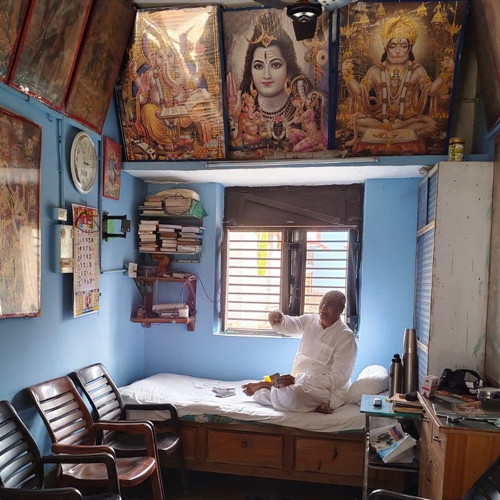 सहरसा में एस्ट्रोलॉजर के घर चोरी:2.5 लाख के स्टोन, तांत्रिक यंत्र चुराया; वारदात CCTV में कैद