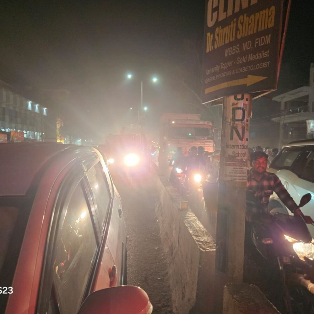 आगरा-ग्वालियर हाईवे पर 3 किमी लंबा जाम:गड्ढों के कारण रोहता नहर से सेवला चुंगी तक वाहन रेंगते रहे, एंबुलेंस भी फंसी