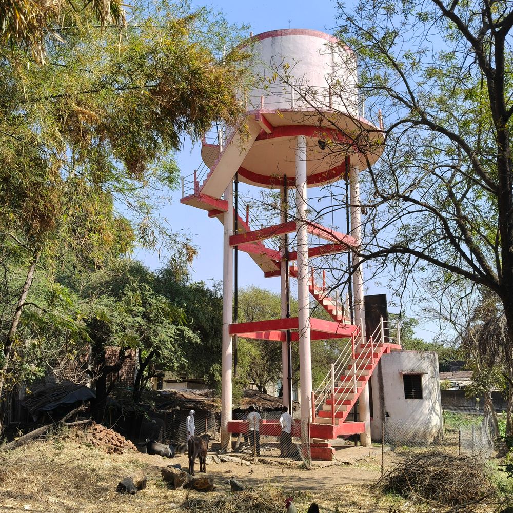 मोहनपुर में 62 लाख की पानी टंकी झुकी:नाले किनारे निर्माण, 80 कनेक्शन में नहीं आया पानी