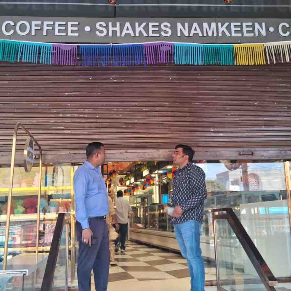 बंसल बीकानेर स्वीट्स पर आयकर विभाग की छापेमारी:बुलंदशहर में दूसरे दिन भी जारी रही जांच