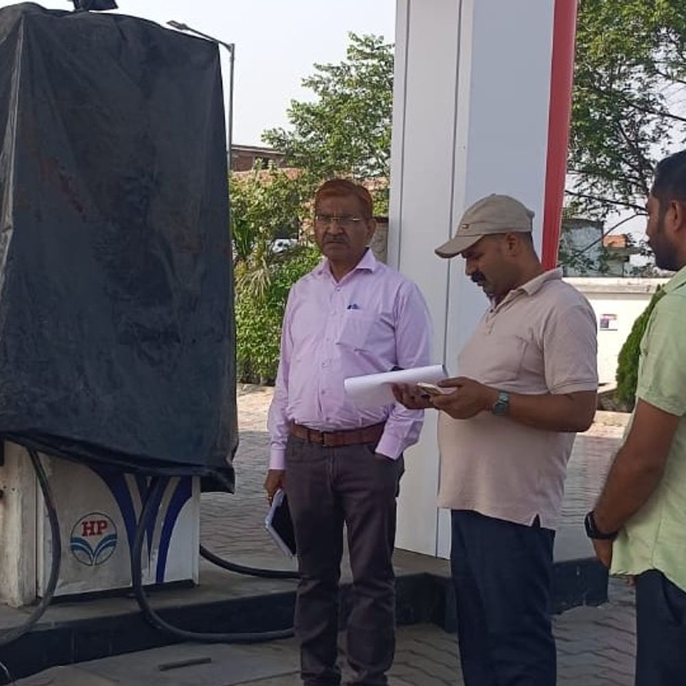 कुशीनगर में डीजल विक्रय केंद्र का लाइसेंस निलंबित:स्टॉक में गड़बड़ी और नियम उल्लंघन पर कार्रवाई, स्पष्टीकरण मांगा