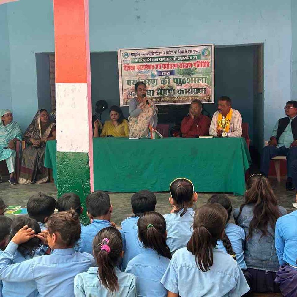 मोतिहारी स्कूल में पर्यावरण पाठशाला, पौधे लगाए गए:नेत्रिका फाउंडेशन और वन विभाग का कार्यक्रम, छात्रों ने लिया संकल्प