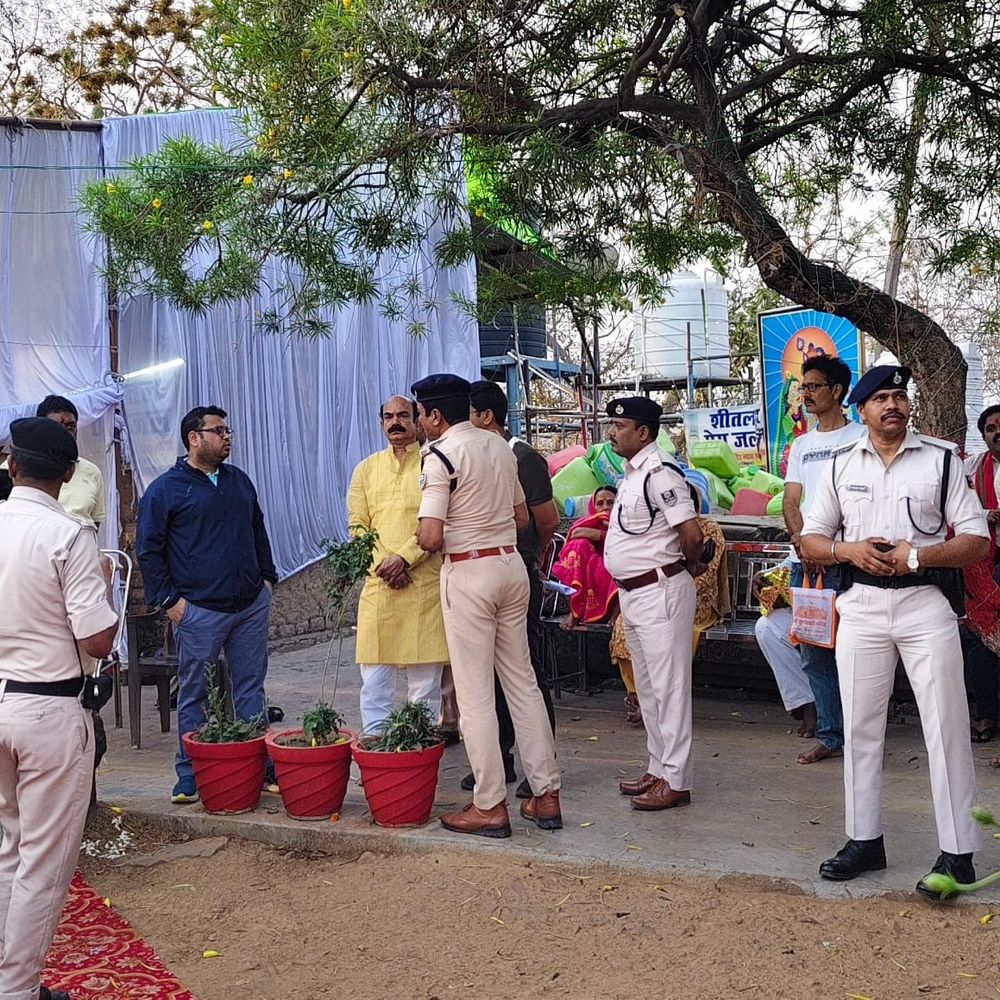 नवरात्र के पहले दिन मुंडेश्वरी धाम में उमड़ी भीड़:कैमूर डीएम ने लिया जायजा, बैरिकेडिंग और पुलिस तैनात, सुगम दर्शन के लिए खास इंतजाम