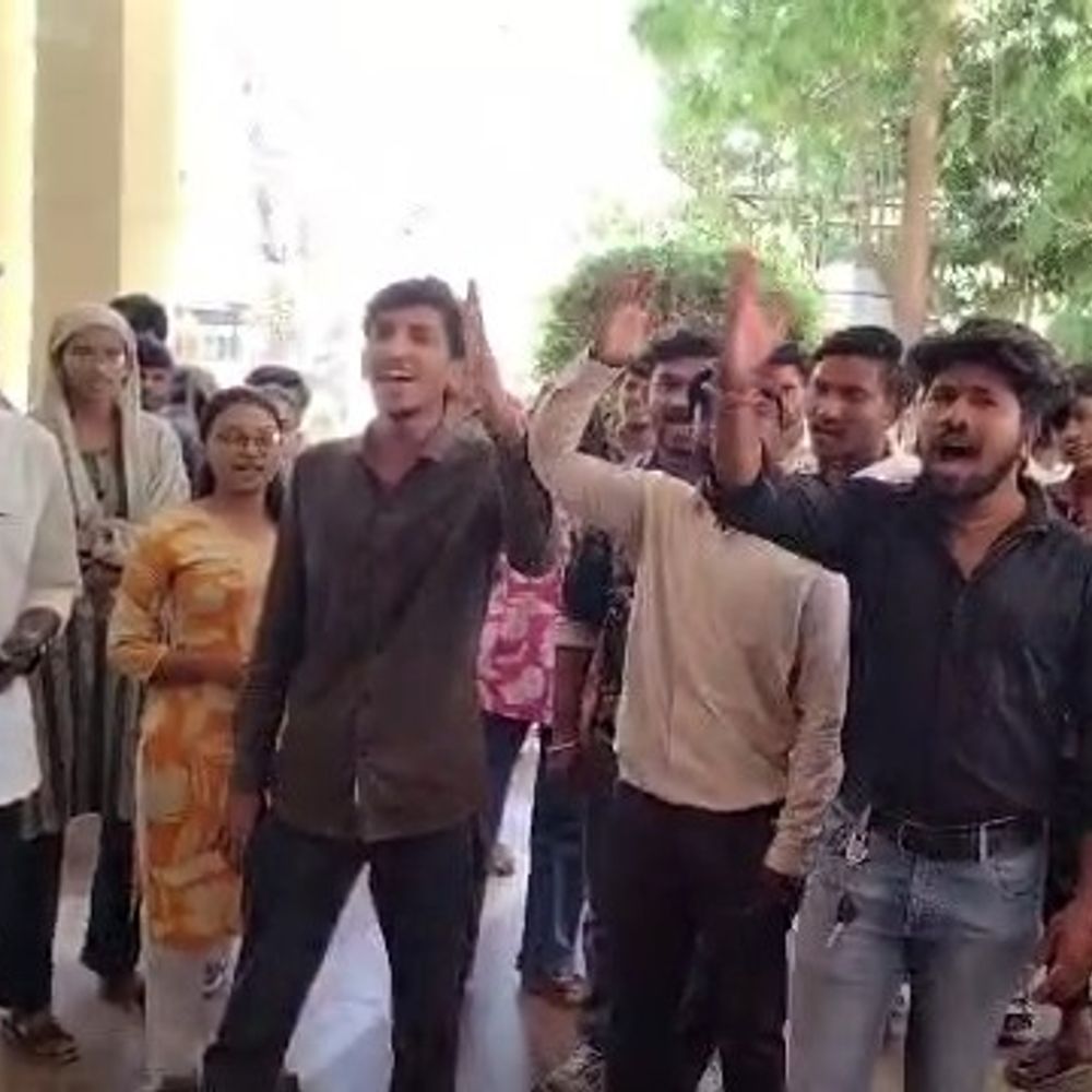 खरगोन कॉलेज में डिजिटल लाइब्रेरी को लेकर अभाविप का प्रदर्शन:नारेबाजी के बाद कहा- डिजिटल संसाधन न होने से प्रतियोगी परीक्षाओं में पिछड़ रहे हैं छात्र