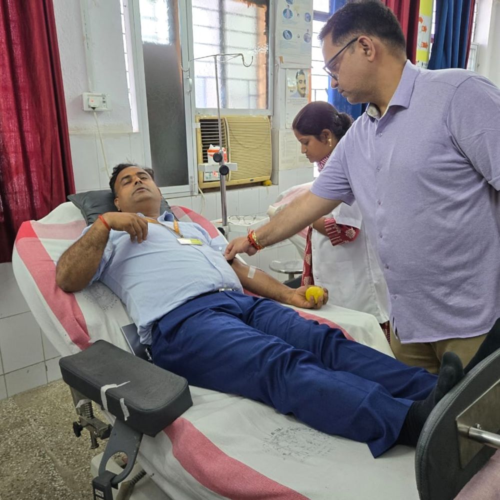 लखीसराय में डीएम ने अस्पताल का निरीक्षण किया:ब्लड बैंक की जांच की, खुद रक्तदान किया, समय पर खून मिलने से गर्भवती महिला की जान बची