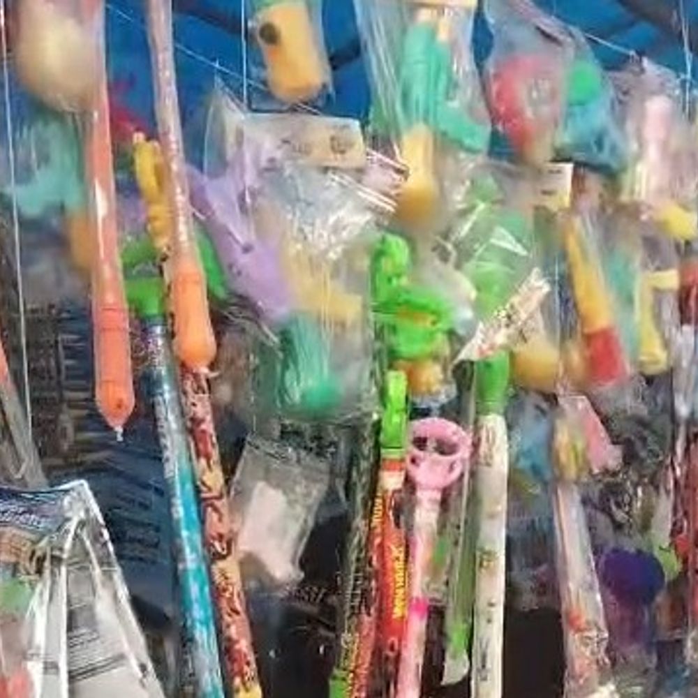 अररिया में होली की धूम:बाजारों में उमड़ी भीड़, कार्टून पिचकारियों खरीद रहे लोग, हर्बल-ऑर्गेनिक रंगों को प्राथमिकता