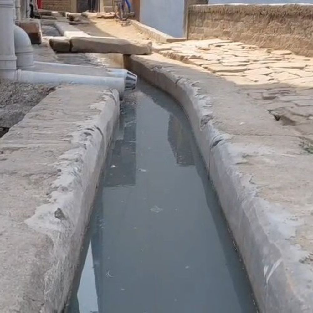 जमुई में 6 महीने से टूटी सड़क और जलजमाव:नाले में दीवार बनाने का आरोप, बच्चों को गंदे पानी से होकर स्कूल जाना पड़ रहा