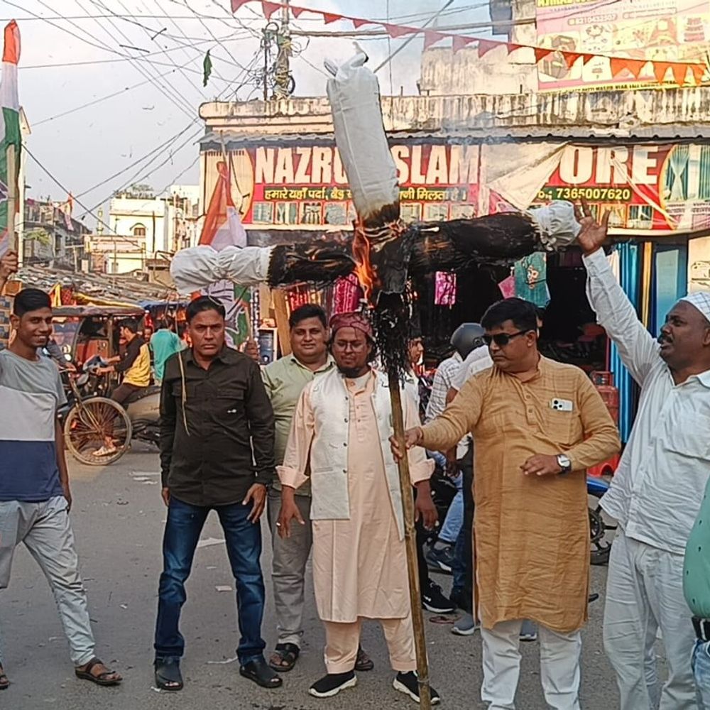 किशनगंज में रसोई गैस किल्लत पर कांग्रेस का प्रोटेस्ट:केंद्र सरकार के खिलाफ प्रधानमंत्री नरेंद्र मोदी का पुतला जलाया