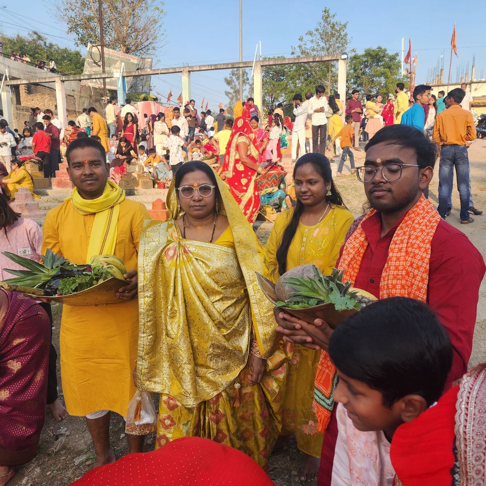 सीवान में छठ का तीसरा दिन:डूबते सूर्य को अर्घ, घाटों पर उमड़ी भारी भीड़, कड़ी सुरक्षा व्यवस्था, आज उगते सूर्य के साथ होगा समापन