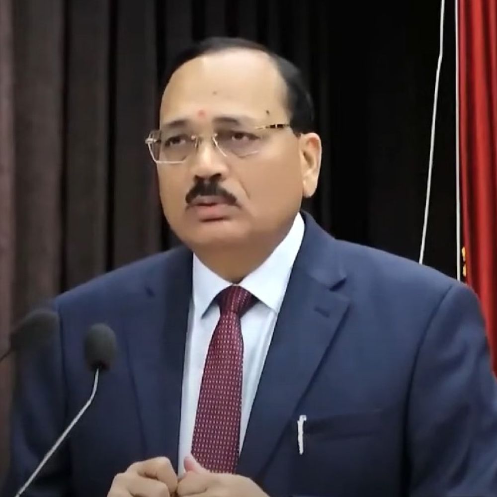 CJI ने पूछा-क्या फैमिली कोर्ट में काले चोगे होने चाहिए:जज, वकील और पुलिस को भी यूनिफॉर्म में नहीं आना चाहिए, इससे बच्चे डरते हैं