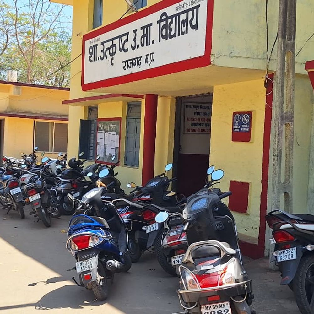 उत्कृष्ट विद्यालय में मूल्यांकन के दौरान गेट पर वाहनों से रास्ता बंद