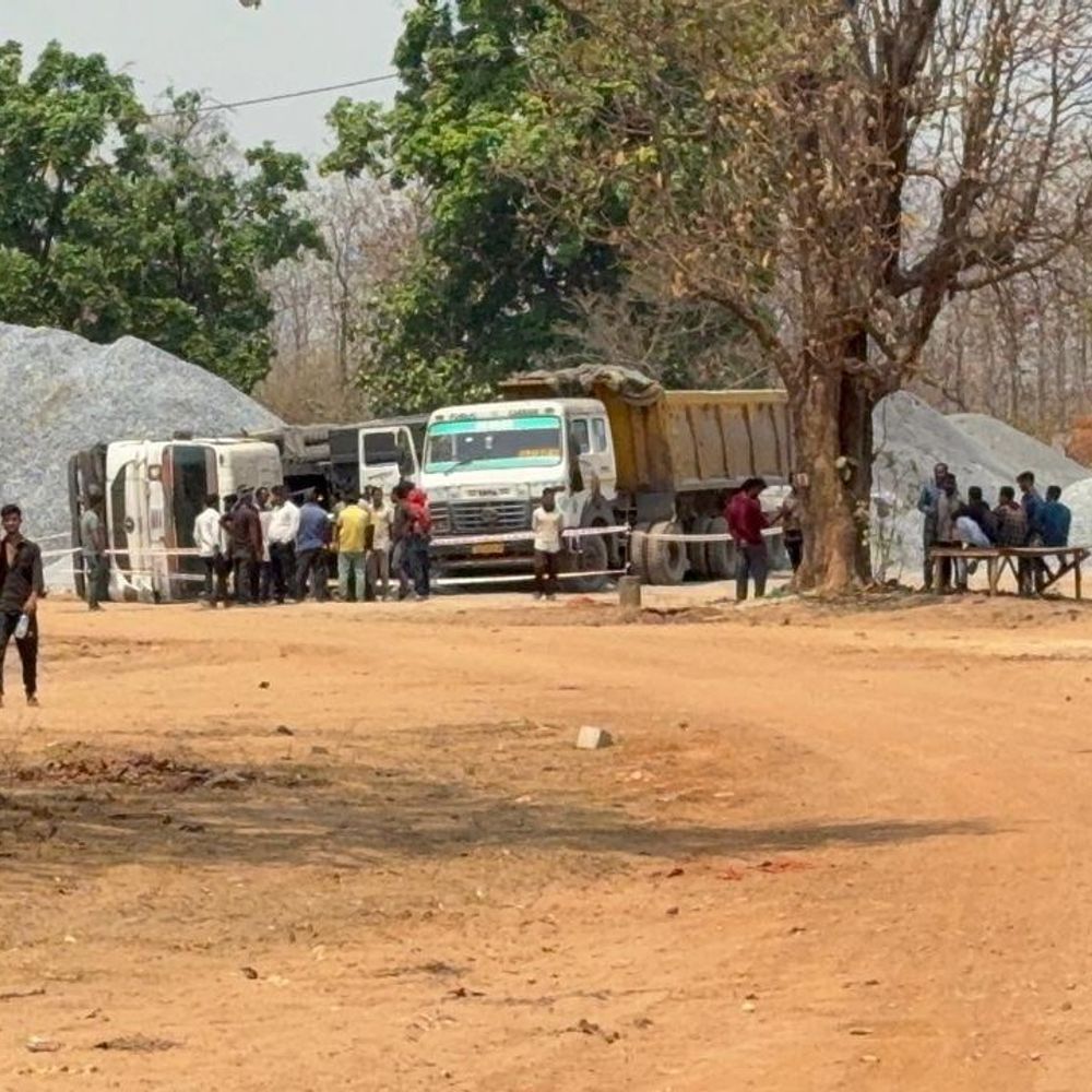 हाइड्रोलिक जैक टूटने से ट्रेलर पलटा; एक की मौत:कोरबा के निर्माणाधीन मेडिकल कॉलेज में गिट्टी खाली करते हादसा