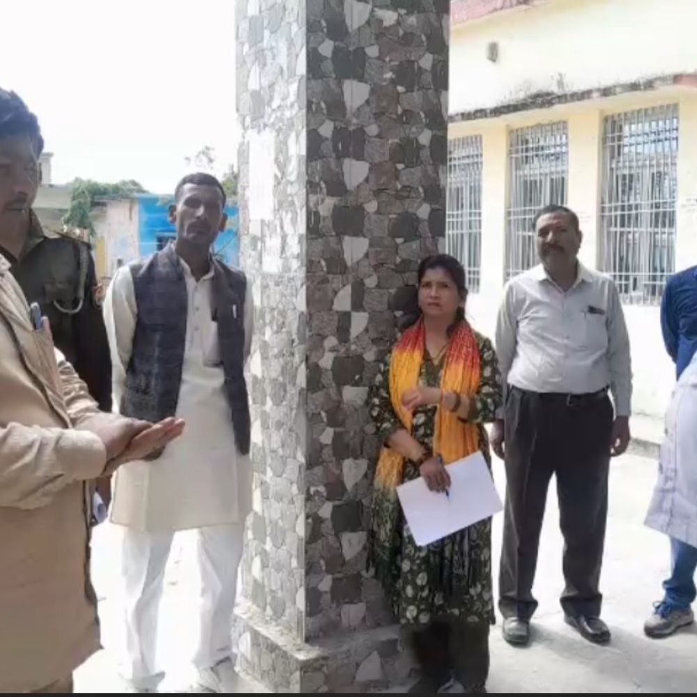 रोजगार सेवक पेट्रोल लेकर बीडीओ कार्यालय पहुंचे:सात माह से मानदेय लंबित, आत्मदाह की दी चेतावनी