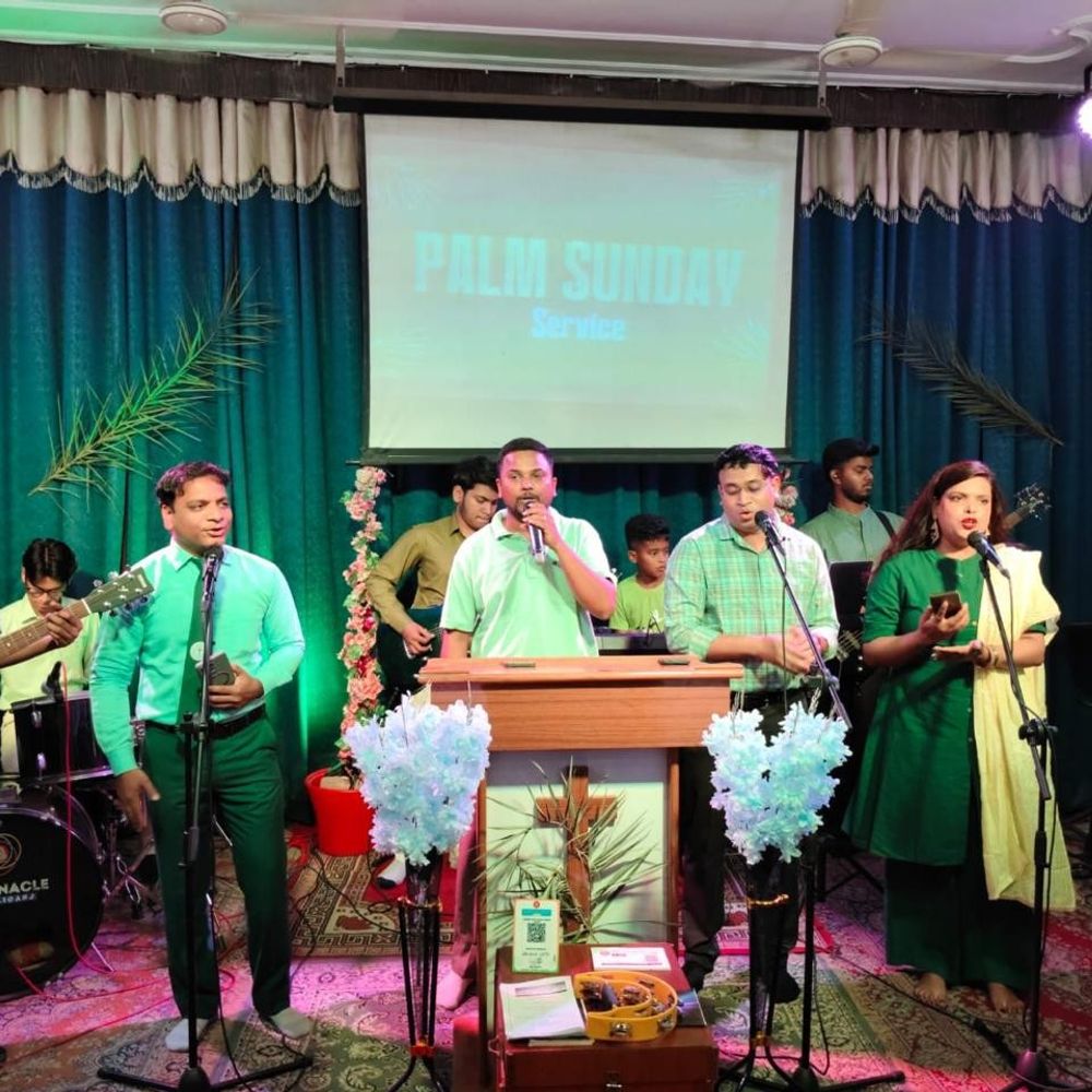 लखनऊ के चर्च में पाम संडे पर्व मनाया गया:श्रद्धालु हरे वस्त्र पहनकर पहुंचे, खजूर के पत्तों से सजा चर्च