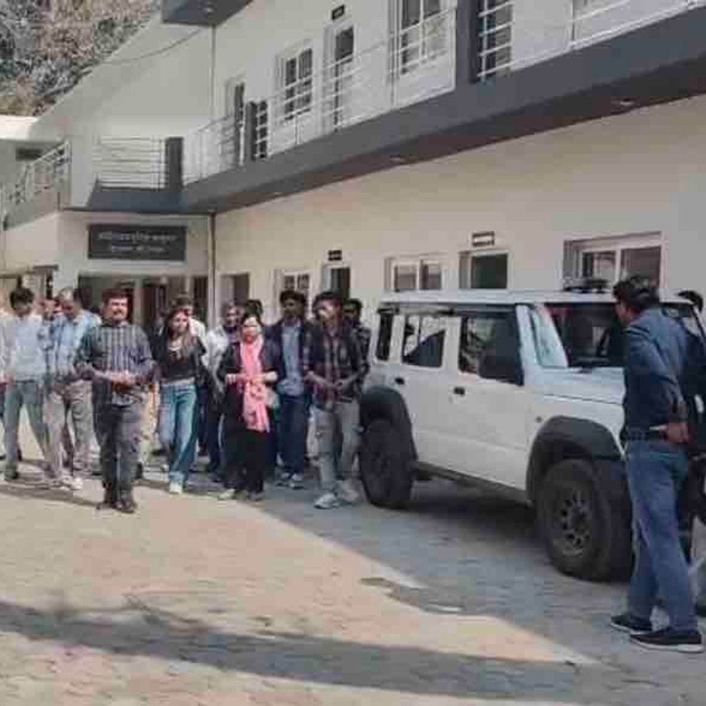 जीएम ने मालिक पर मारपीट का आरोप लगाया:साहिबाबाद की स्कूटर एजेंसी में काम कर रहा, कमिश्नर से शिकायत; निष्पक्ष जांच की मांग