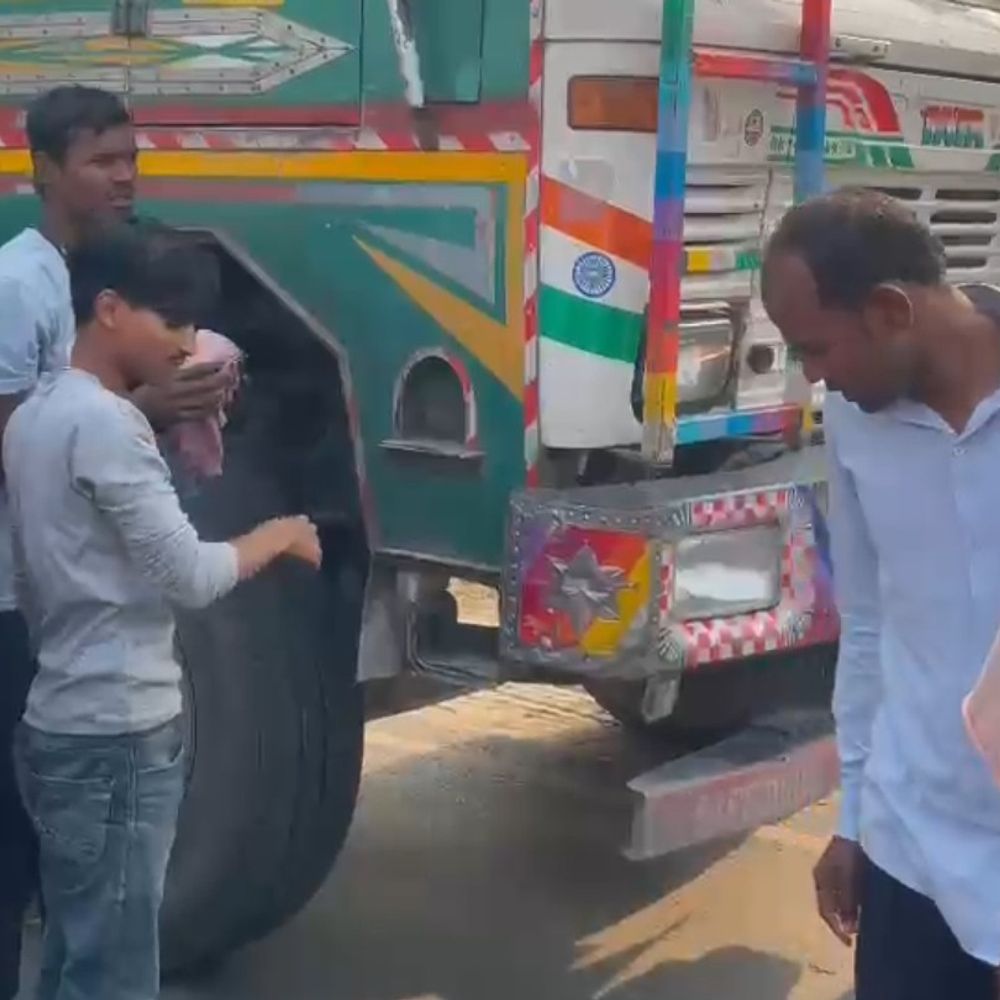 किशनगंज के लहरा चौक पर ट्रक-बाइक टक्कर:युवती की मौके पर मौत, पिता गंभीर घायल, चालक के खिलाफ कार्रवाई की तैयारी