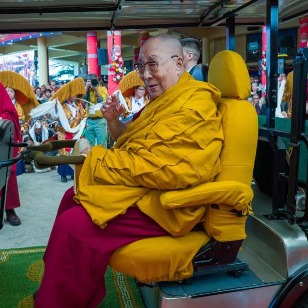 धर्मशाला में दलाई लामा के लिए दीर्घायु प्रार्थना:धर्मगुरु ने करुणा- शांति का दिया संदेश, अनुयायियों ने बुद्ध की प्रतिमा की भेंट