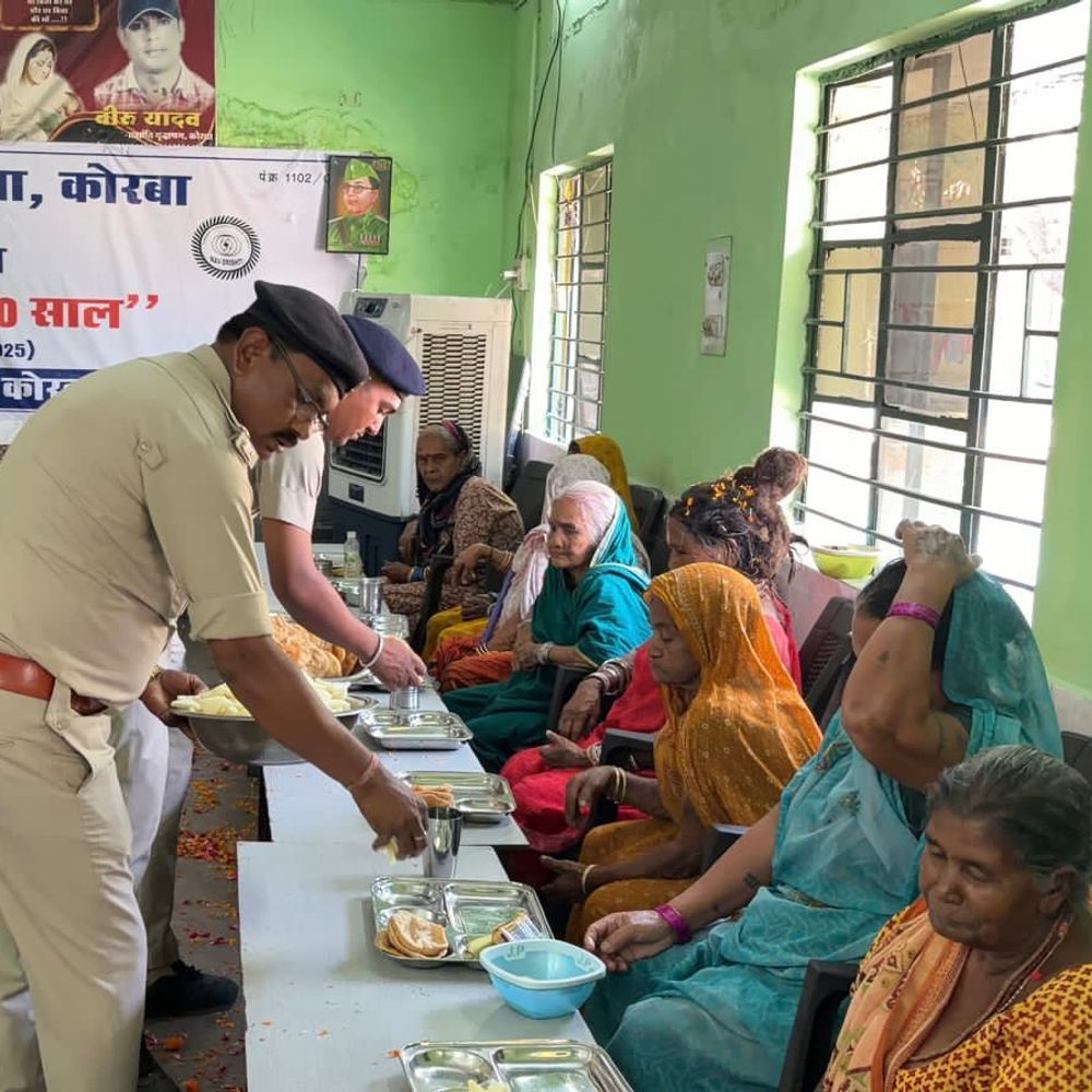 पुलिस ने वृद्ध-आश्रम में बुजुर्गों संग खेली फूलों की होली:थानों में भी मना रंगोत्सव; स्वयंसेवकों ने भी उत्साह से मनाई होली