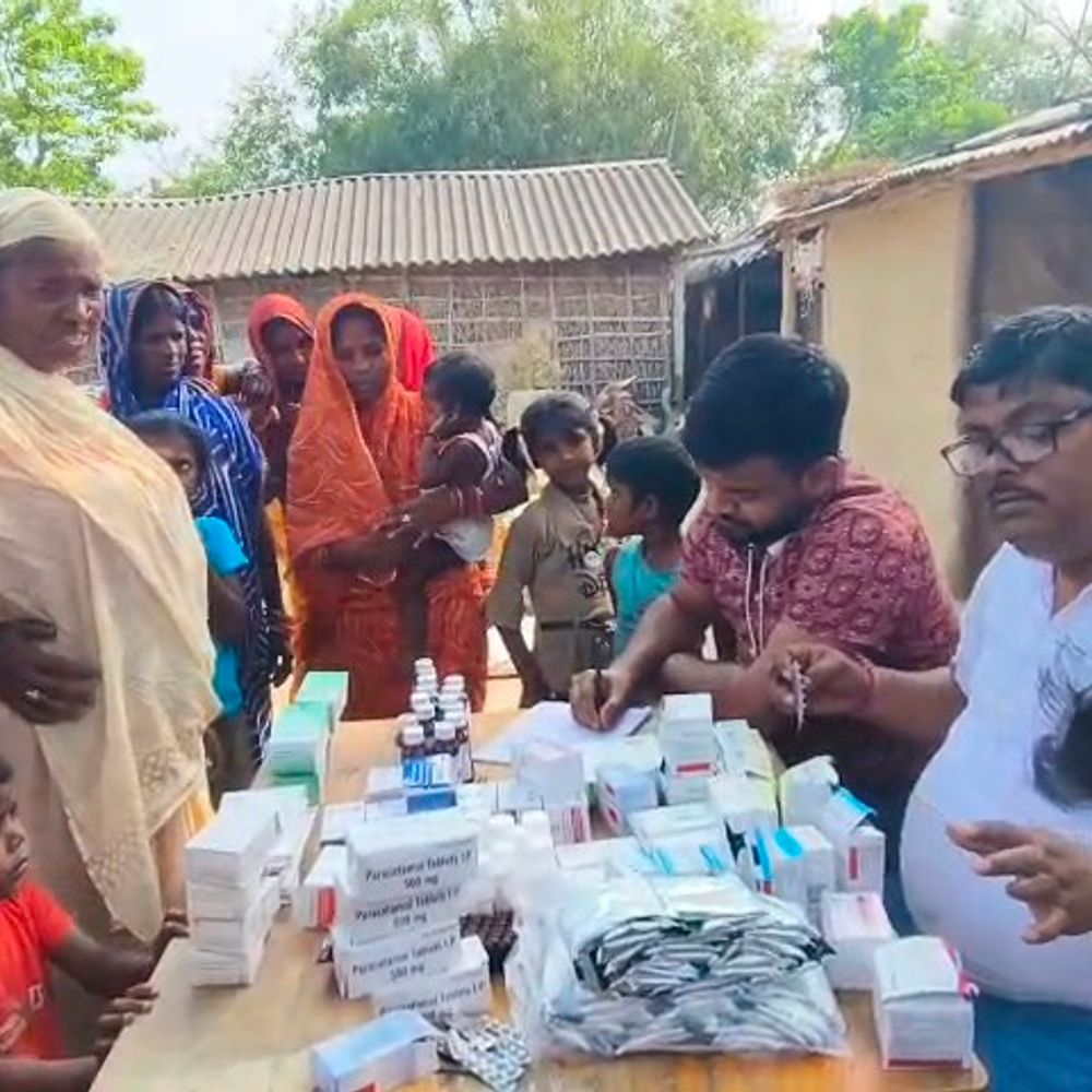 कटिहार के दियारा में नाव-ट्रैक्टर से पहुंची स्वास्थ्य टीम:110 बच्चों का टीकाकरण, 17 गर्भवती महिलाओं को टीका, 8 कैंप में 220 लोगों का इलाज