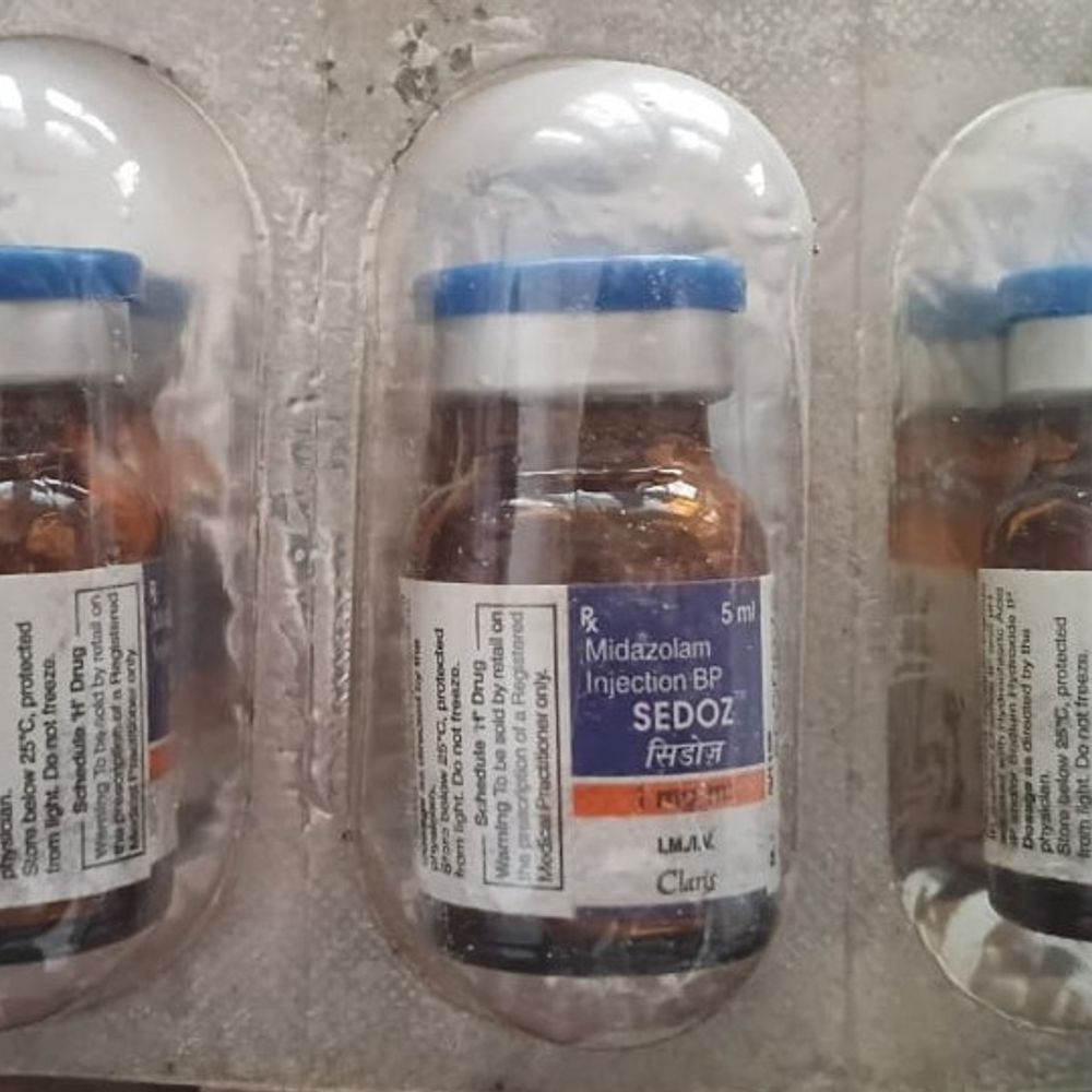 सीवान सदर अस्पताल में लाखों की दवाएं सड़ी मिली:कमरे से एक्सपायर मेडिसिन और मेडिकल उपकरण हुए बरामद, 2 घंटे तक नहीं पहुंचे अधिकारी