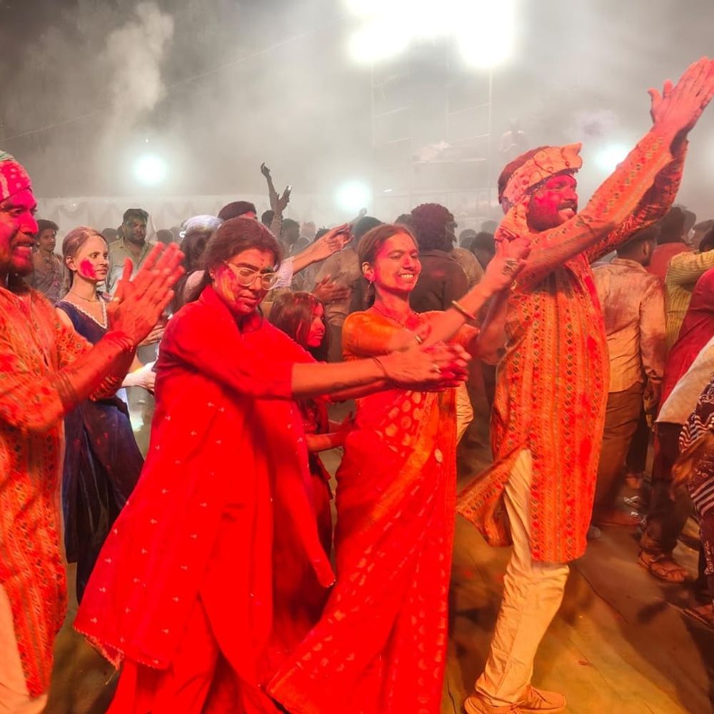 बड़वानी के सांवरिया सेठ मंदिर में सतरंगी फाग उत्सव:चंद्रमा की रोशनी में श्रद्धालुओं ने उड़ाए रंग-गुलाल; भजनों पर थिरके