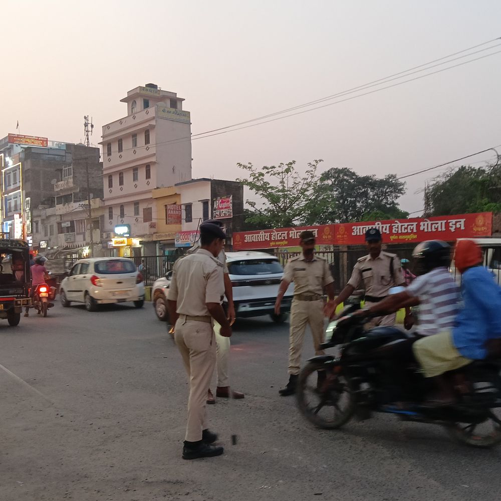 बेतिया में वाहन चेकिंग अभियान:पुलिस ने अवैध गतिविधियों पर अंकुश लगाने के लिए शुरू किया