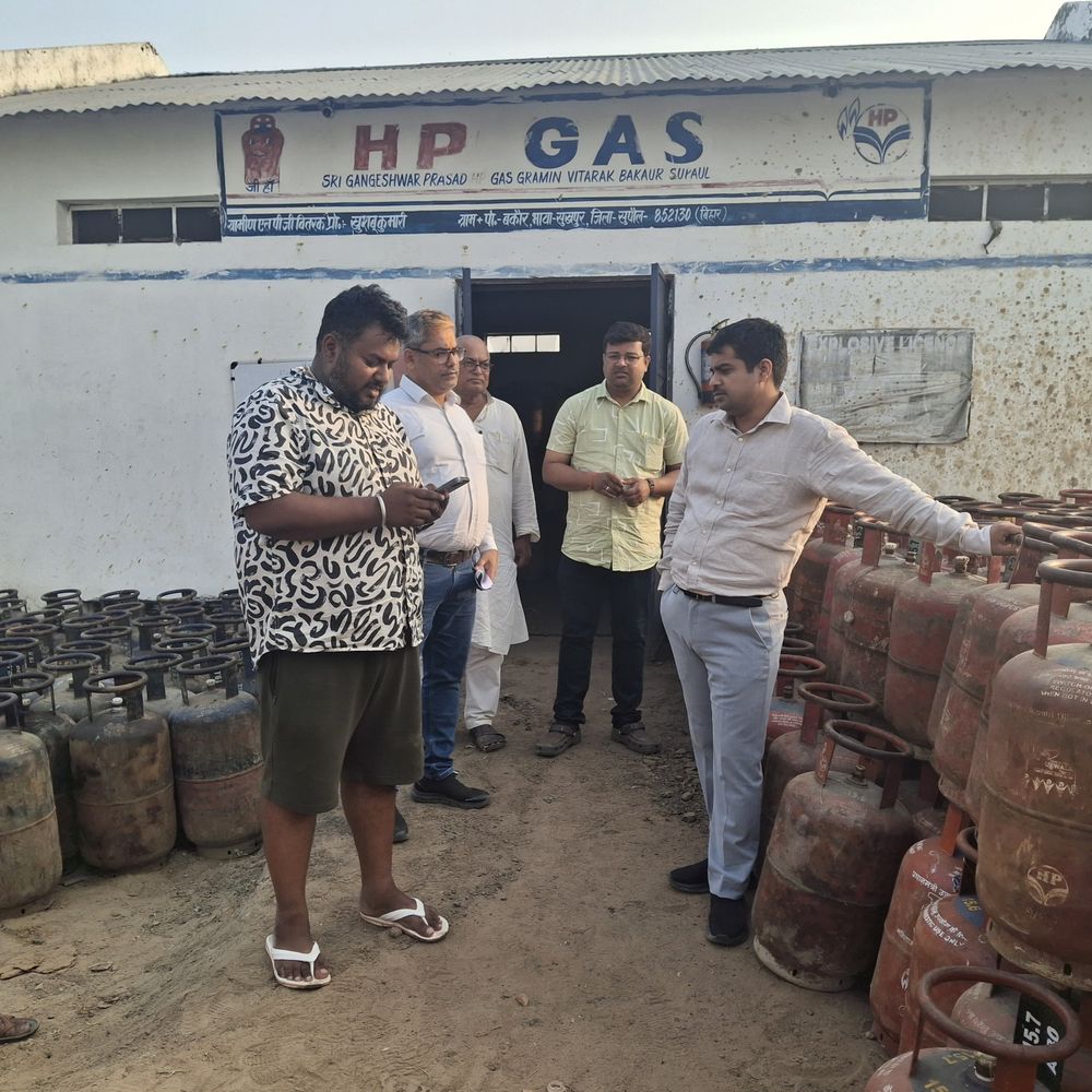 सुपौल DM सावन कुमार ने गैस एजेंसियों का किया इंस्पेक्शन:बोले – जमाखोरी और कालाबाजारी पर होगी सख्त कार्रवाई