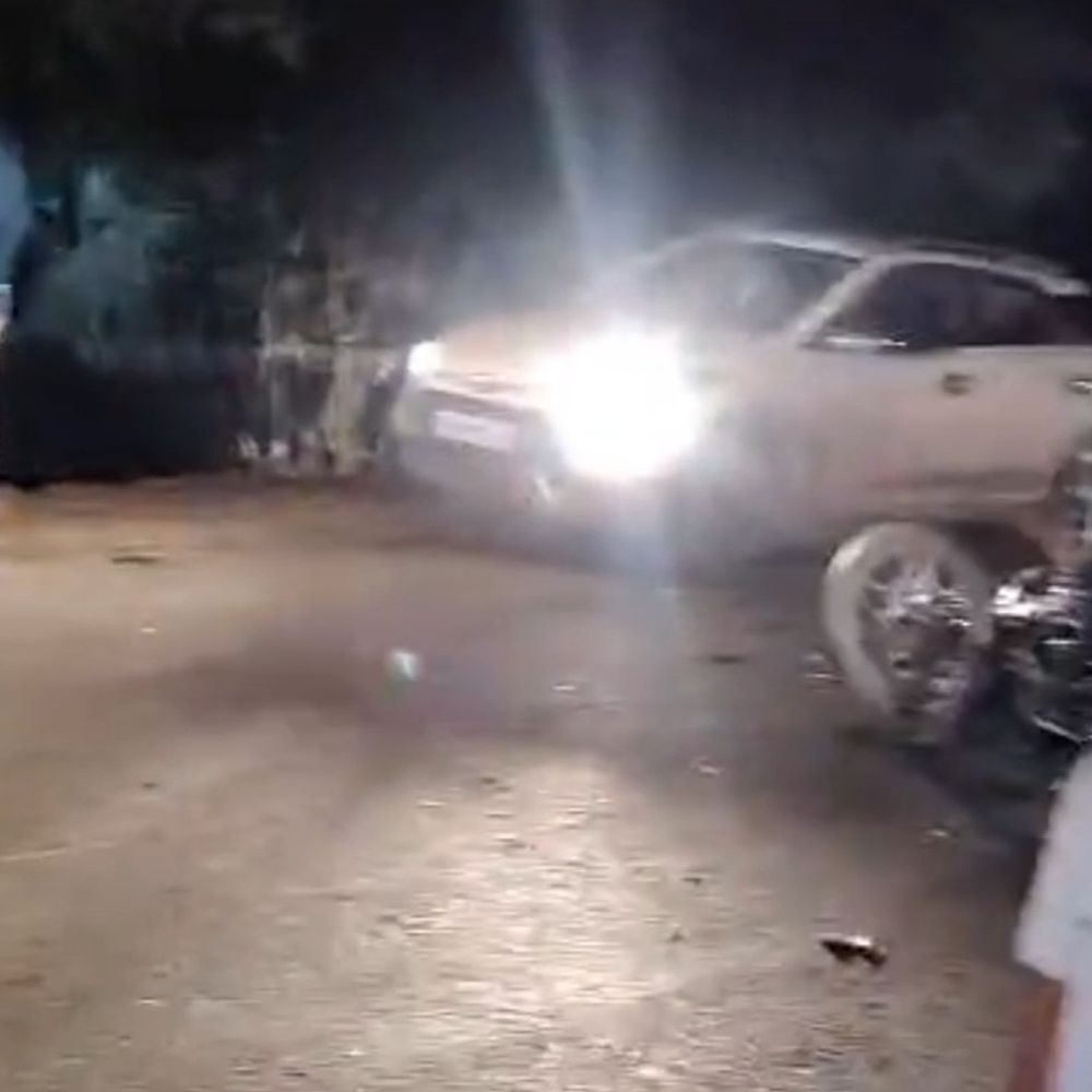 बेतिया में दो बाइकों की टक्कर में 3 युवक घायल:ट्रैक्टर को ओवरटेक करने के दौरान एक्सीडेंट, हालत गंभीर