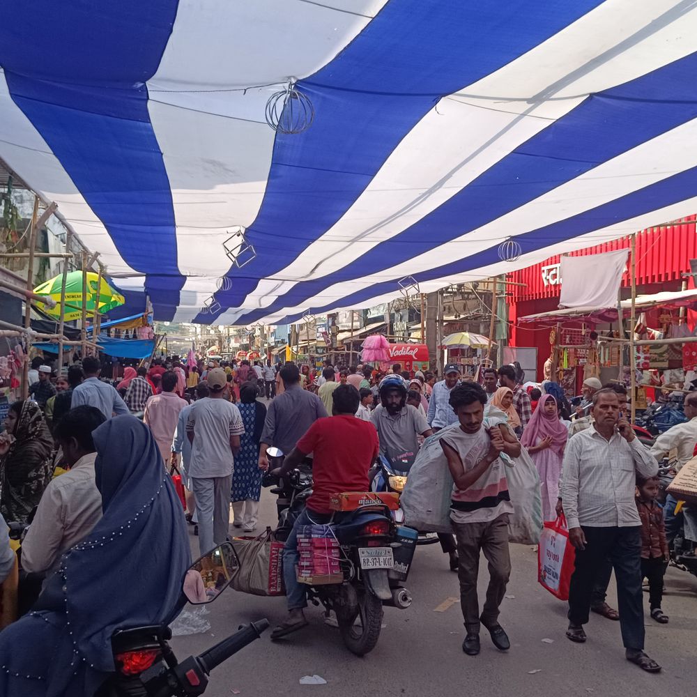 किशनगंज में ईद की तैयारी शुरू:बाजारों में सुरक्षा व्यवस्था को लेकर प्रशासन अलर्ट, शांतिपूर्ण माहौल में खरीदारी कर रहे लोग
