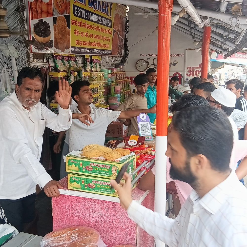 पूर्णिया के बाजारों में ईद की रौनक:खरीदारों के लिए उमड़ी भीड़, इत्रों की भी बढ़ी मांग