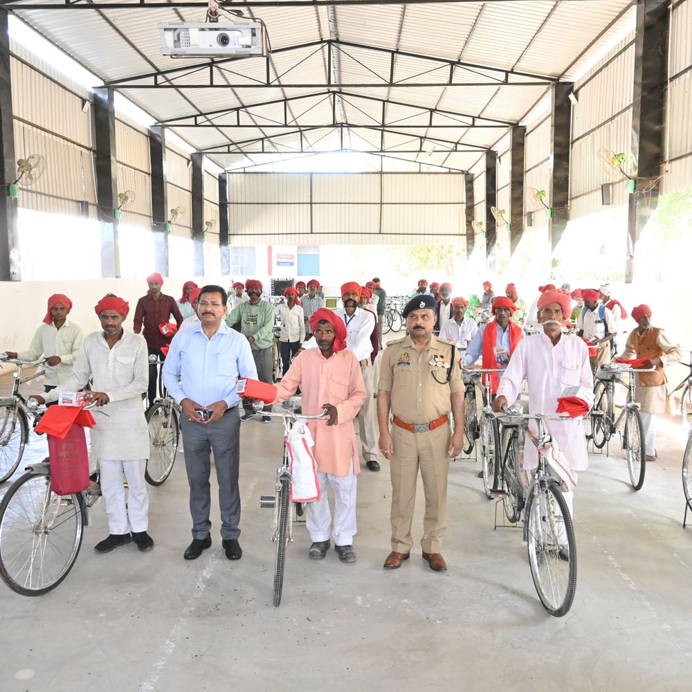 जालौन में चौकीदारों को साइकिल, टॉर्च वितरित:डीएम-एसपी ने साफा पहनाकर बढ़ाया मनोबल, कहा- सुरक्षा के प्रहरी