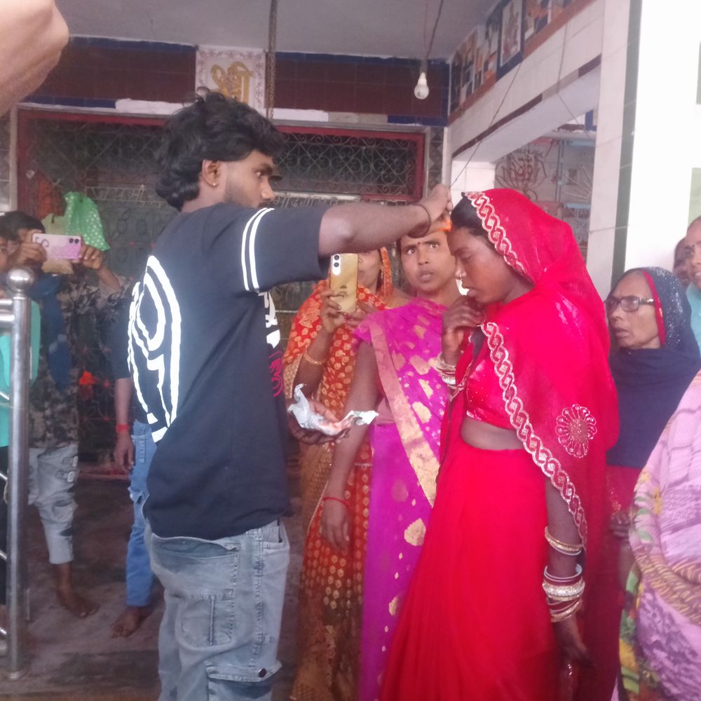 चैनपुर में प्रेमी युगल की लोगों ने कराई शादी:जनप्रतिनिधियों और ग्रामीणों के सहयोग से विवाह संपन्न