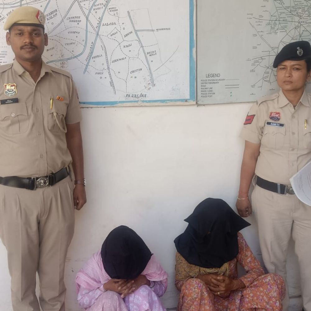 टोहाना में यात्री का पर्स चुराने वाली दो महिलाएं गिरफ्तार:₹5 हजार कैश बरामद; पटियाला जाने के लिए बस-स्टैंड पर खड़ा था