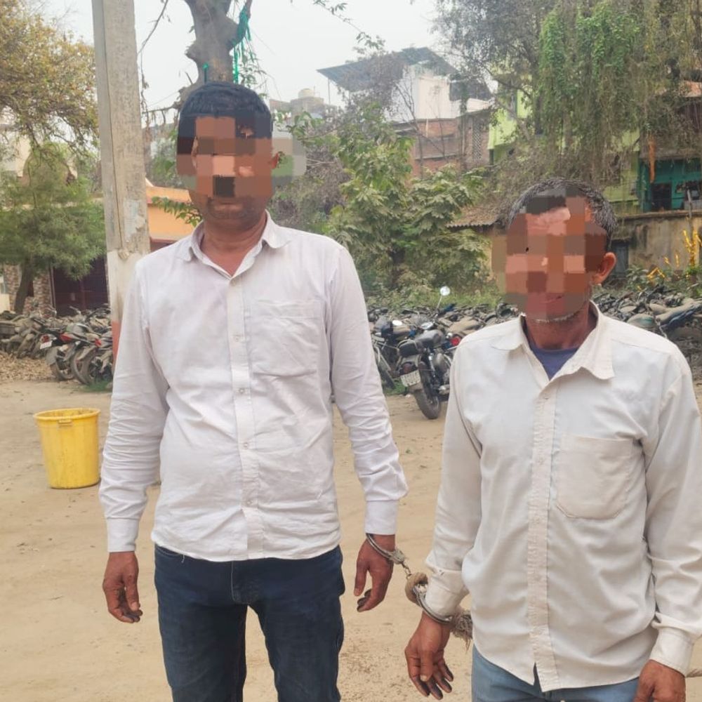 छपरा में खनन निरीक्षक पर हमला:अवैध बालू जांच के दौरान मारपीट, सरकारी गाड़ी तोड़ी, 36 घंटे में 2 आरोपी गिरफ्तार