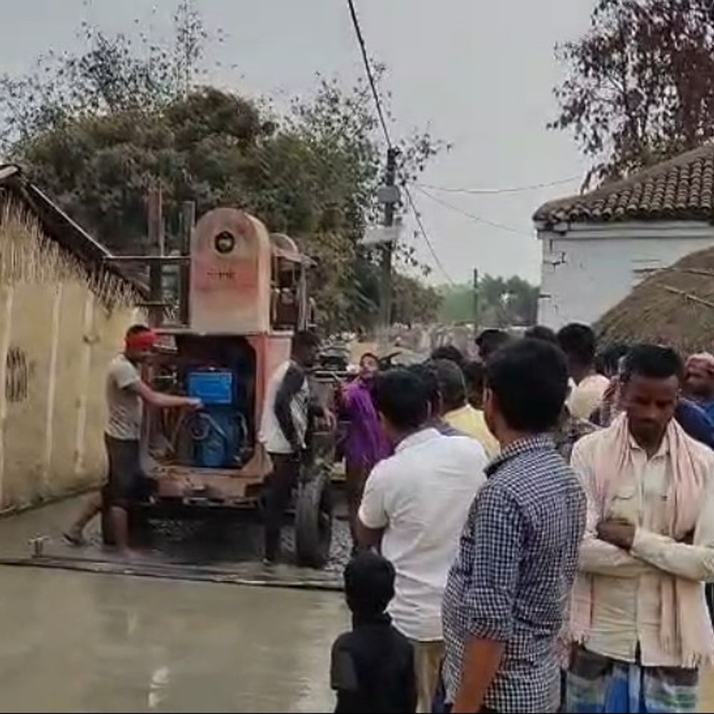 बेतिया में घटिया सड़क निर्माण, ग्रामीणों ने काम बंद कराया:बीडीओ से निष्पक्ष जांच की मांग, कहा- दोषियों पर कार्रवाई हो
