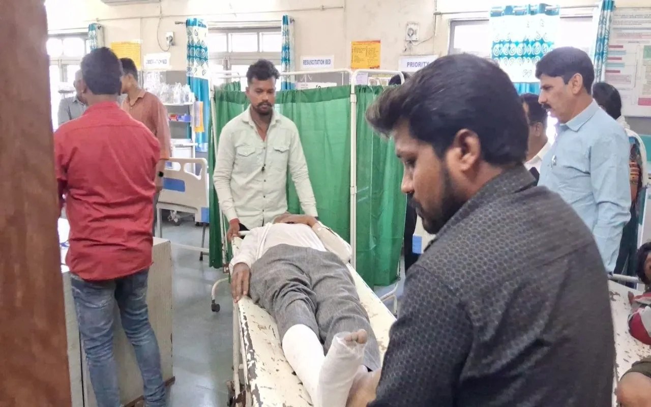 मरम्मत के समय दीवार गिरने से महिला मजदूर की मौत, दो घायल