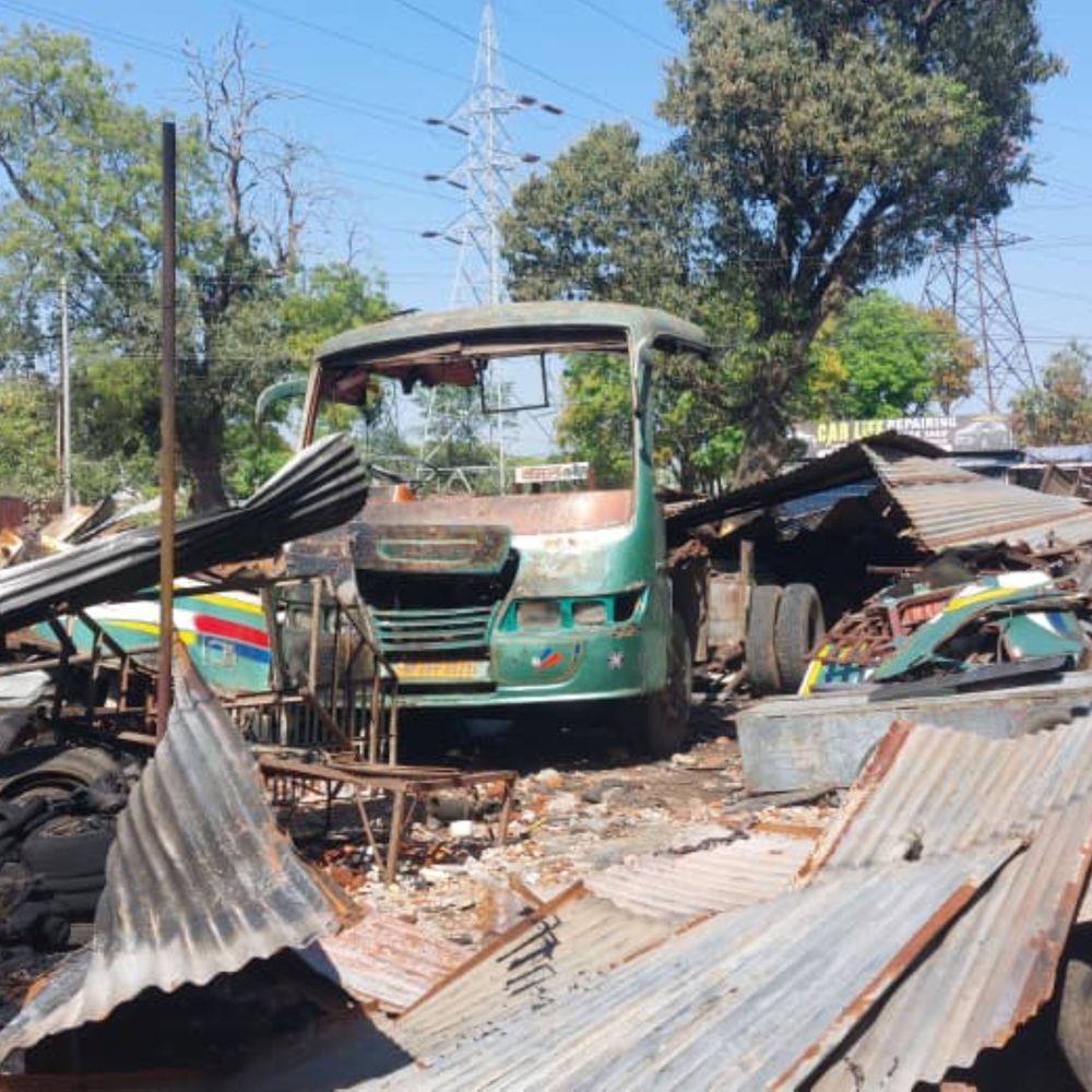 कबाड़खाने में गैस कटर से बस काटते समय लगी आग