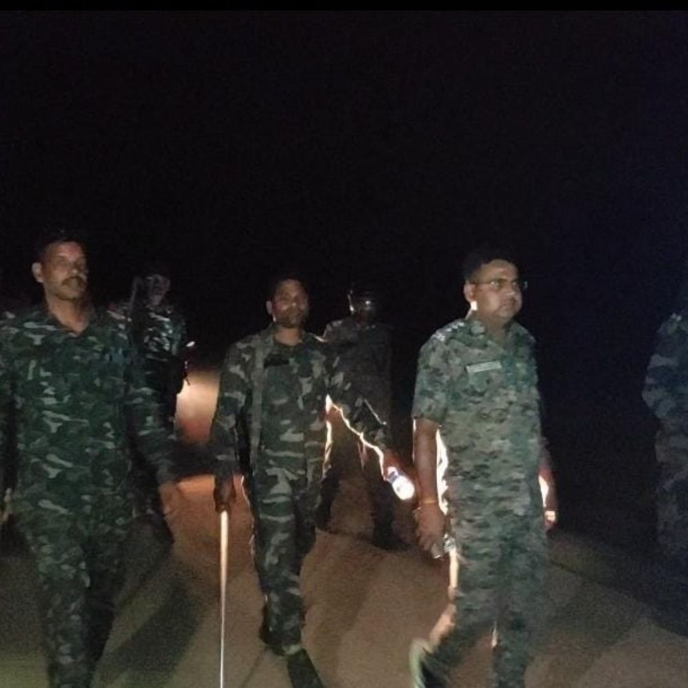 लातेहार के कैमा गांव में पुलिसकर्मियों को बनाया बंधक:पुलिस ने कुछ युवकों को हिरासत में लिया, ग्रामीणों ने 8 जवानों को घेरा