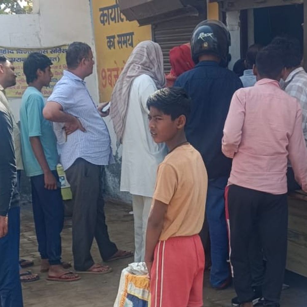 पानीपत में एलपीजी गैस लिए लोगों की लगी लाइन:सर्वर ठप होने से नहीं मिल पा रहा सिलेंडर, एजेंसियों के बाहर लगी लाइनें