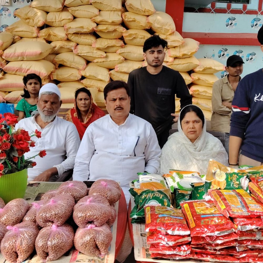 किशनगंज में राजद नेता ने जरूरतमंदों को रमज़ान किट बांटी:सहरी-इफ्तार की सामग्री दी, लोगों ने बताया बड़ी राहत, लोग बोले- यही सच्ची इबादत