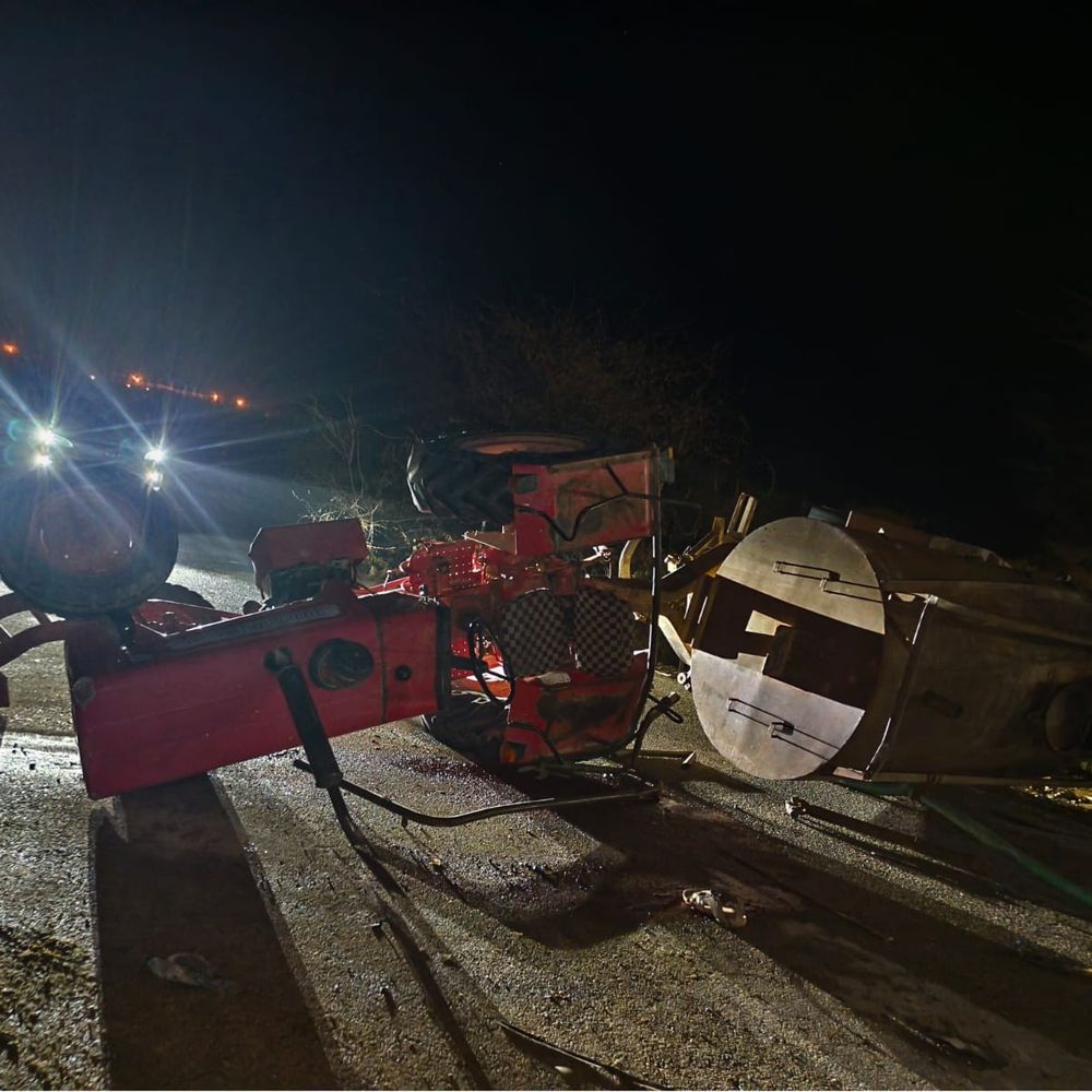 भड़ला में ट्रैक्टर-टैंकर पलटा, ड्राइवर की मौत:एक गंभीर घायल, सोलर प्लेट धुलाई के लिए जा रहा था वाहन