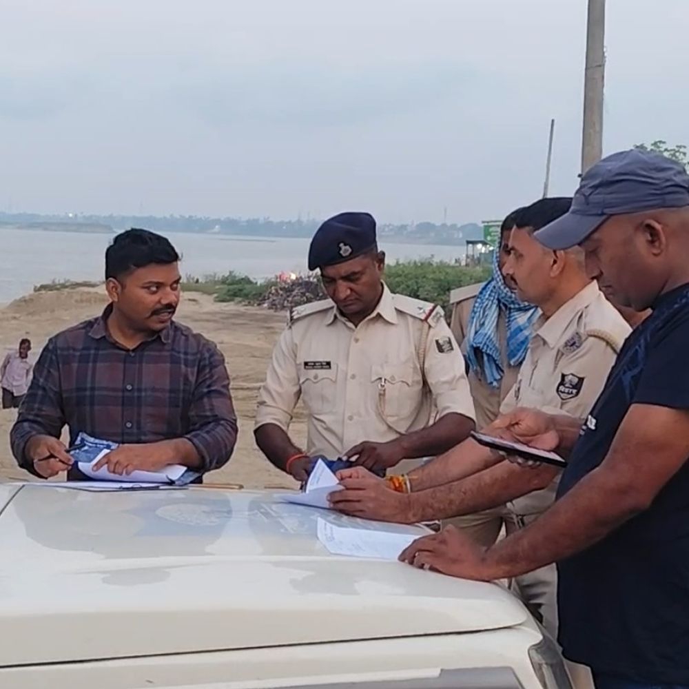 पटना में गंगा घाट पर मिला अज्ञात शख्स का शव:काली प्रिंटेड शर्ट पहन रखी थी, एक पैर से दिव्यांग है; पहचान में जुटी पुलिस