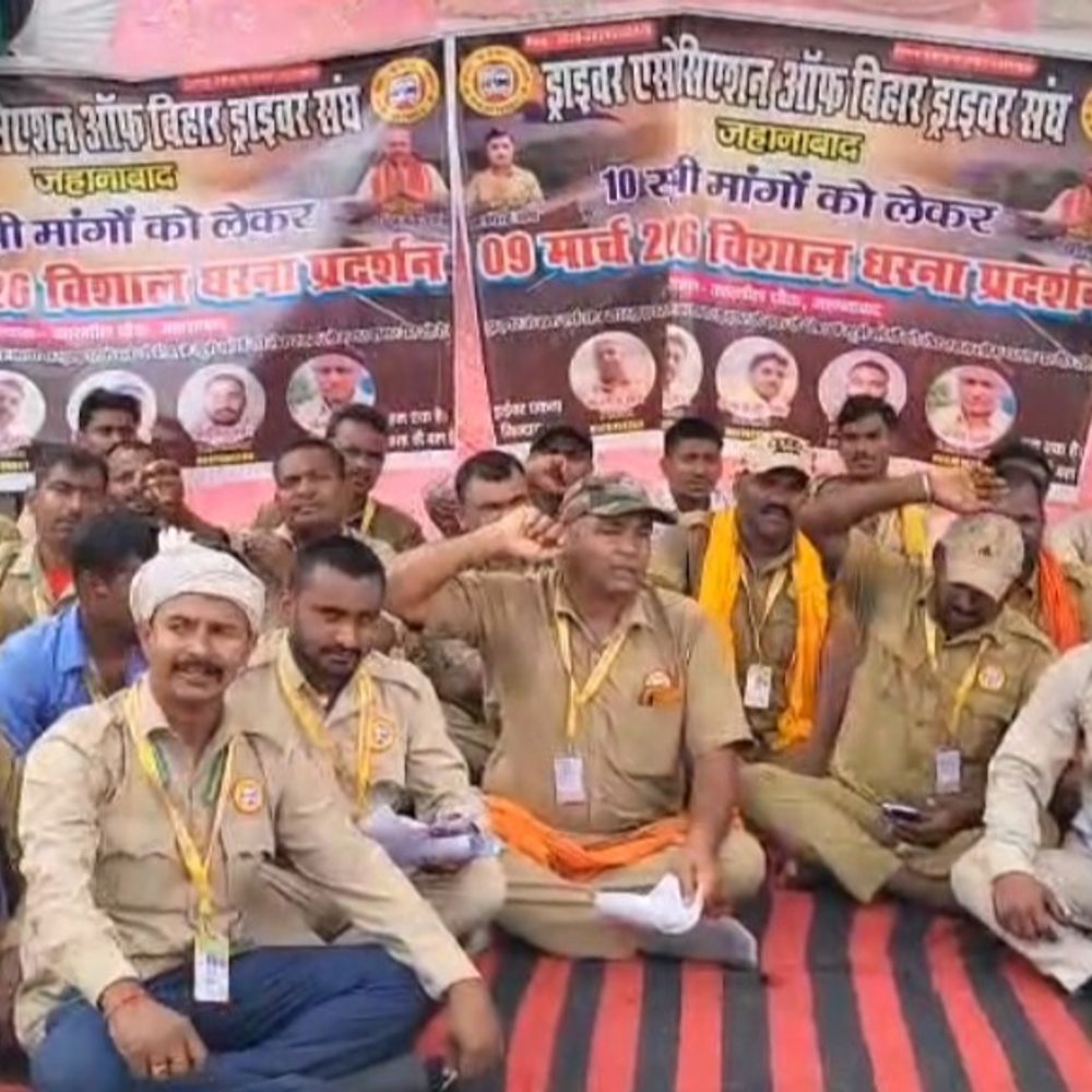 जहानाबाद में ड्राइवरों ने दिया धरना:10 मांगों को लेकर पैदल मार्च करते हुए कारगिल चौक पहुंचे