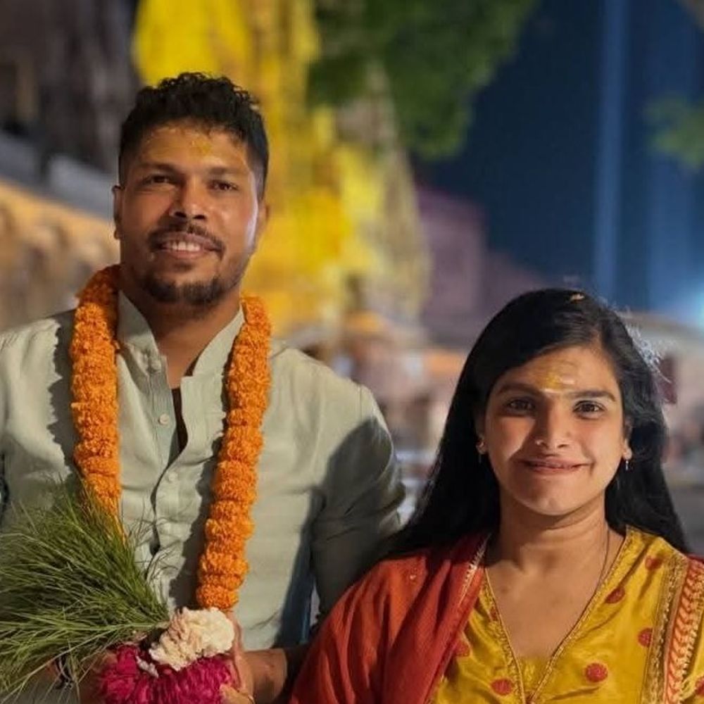 बाबा विश्वनाथ की शरण में पहुंचे टीम इंडिया के स्ट्रॉन्गमैन:उमेश यादव ने पत्नी के साथ किए काशी विश्वनाथ के दर्शन,नमो घाट भी घूमा