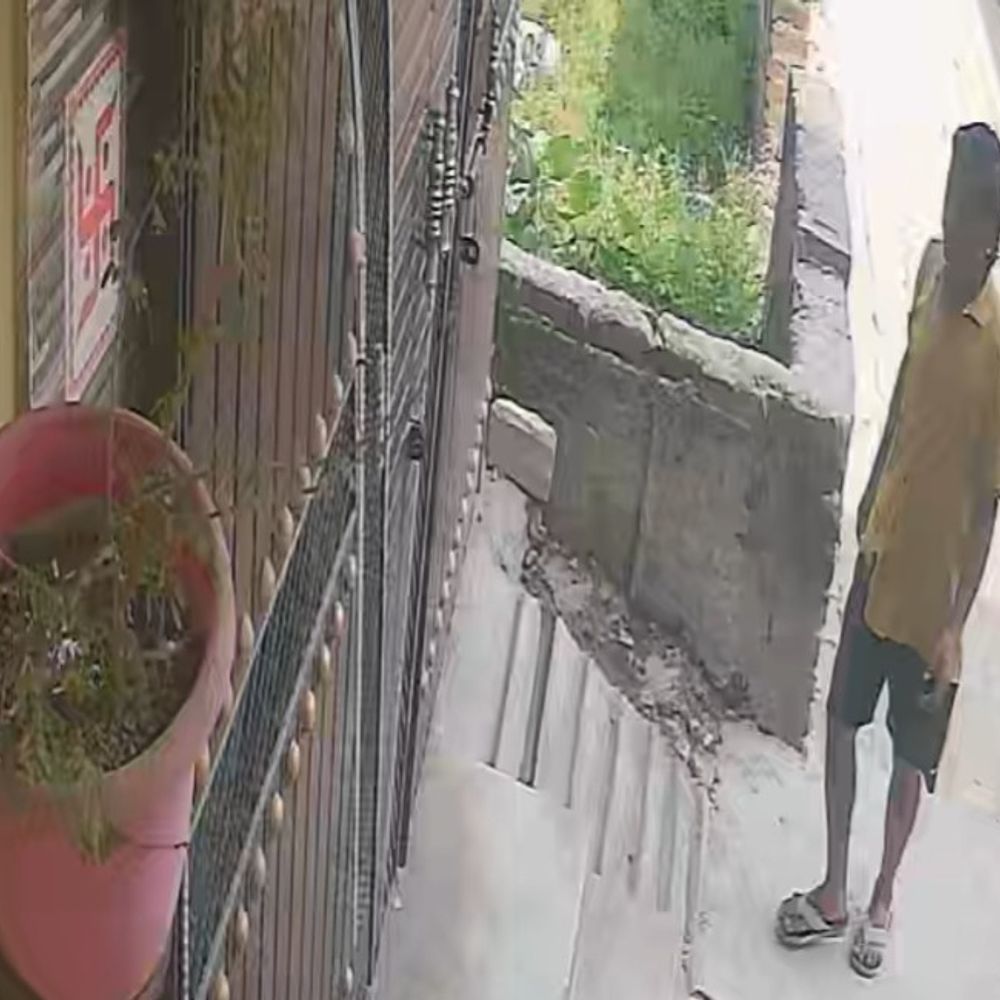 बांका में दिनदहाड़े सिलेंडर चोरी:घर में घुसकर CCTV के सामने उठाया गैस सिलेंडर, ई-रिक्शा से फरार, दूसरा साथी बाहर करता रहा इंतजार