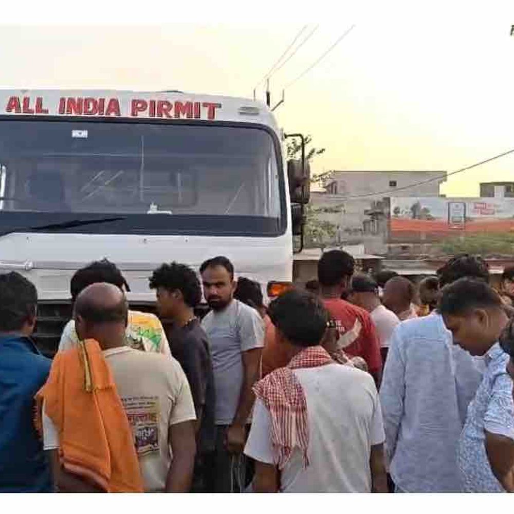 मोतिहारी में डम्फर की टक्कर से युवक घायल:ड्राइवर ने नहीं रोकी गाड़ी, बाइक 20 फीट तक घसीटता चला गया