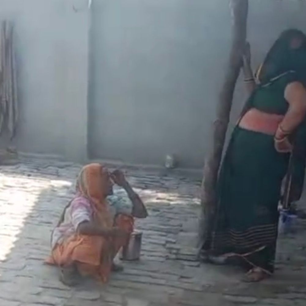 संभल में डीजे बंद कराने गई पुलिस पर हमला:सिपाही गंभीर, दरोगा चोटिल; 13 नामजद समेत 28 पर केस दर्ज, घर बंदकर ग्रामीण फरार